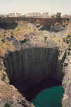 Das Große Loch (Groot Gat) in Kimberley ist durch den Abbau von Diamanten entstanden.